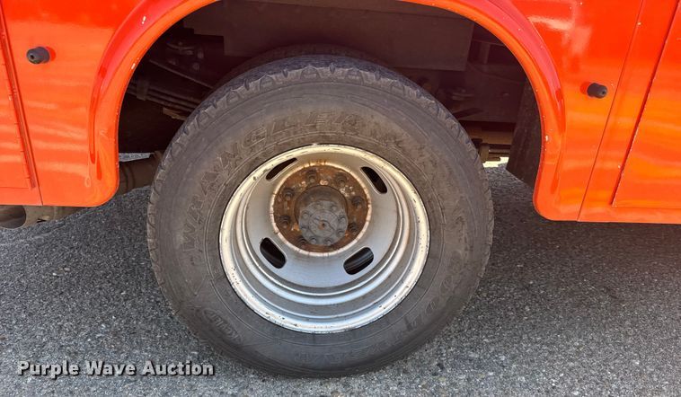 image for item ER2428 2015 Ford F350 Super Duty Crew Cab utility bed pickup truck