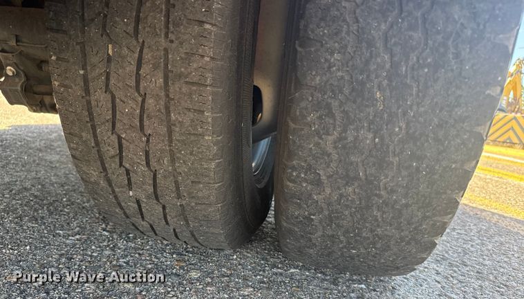 image for item ER2428 2015 Ford F350 Super Duty Crew Cab utility bed pickup truck