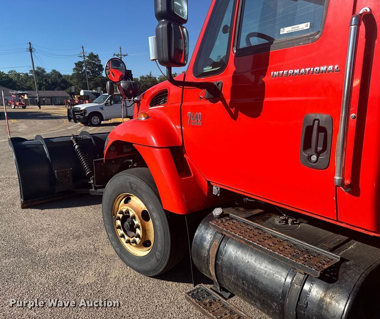 image for item ER2430 2007 International 7400 dump truck