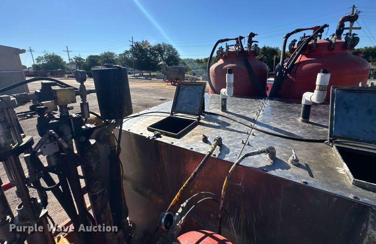 image for item ER2433 2005 Peterbilt 320 paint striper truck