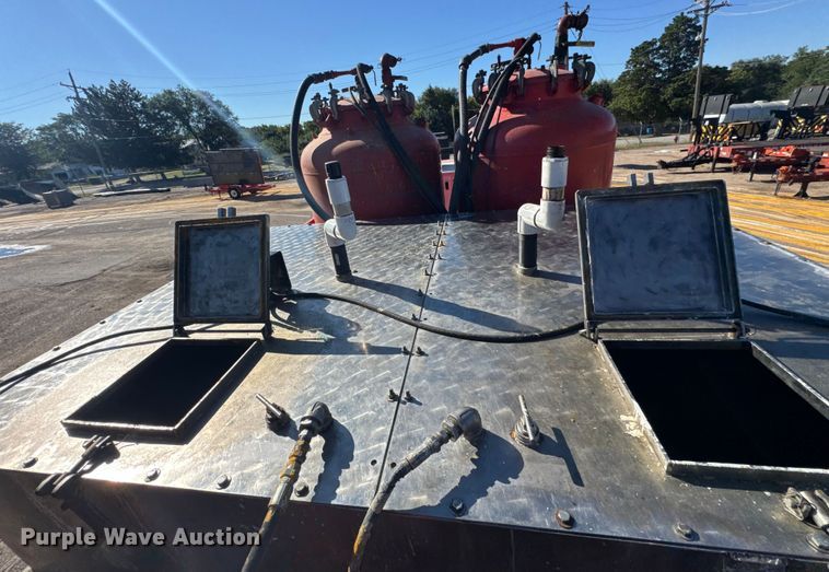 image for item ER2433 2005 Peterbilt 320 paint striper truck