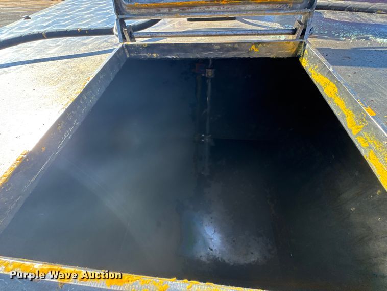 image for item ER2433 2005 Peterbilt 320 paint striper truck