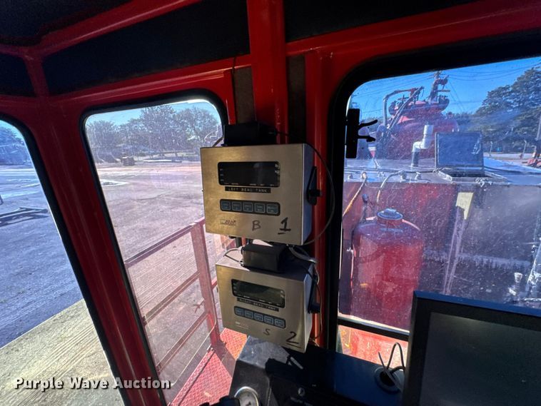 image for item ER2433 2005 Peterbilt 320 paint striper truck