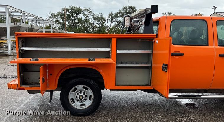 image for item ET4617 2012 Chevrolet Silverado 2500HD Crew Cab utility bed pickup truck