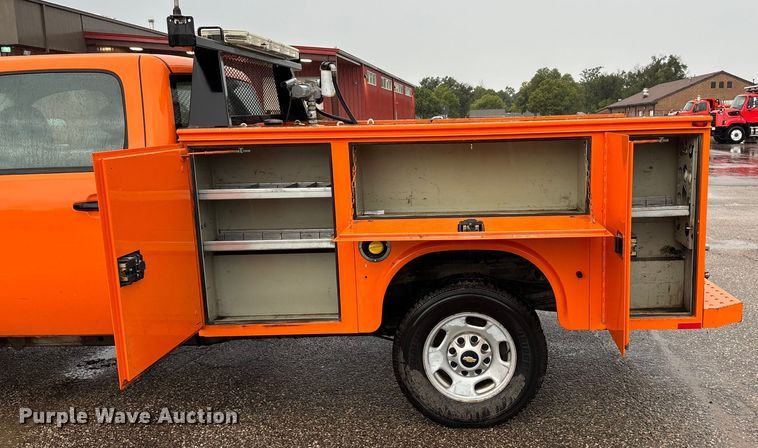 image for item ET4617 2012 Chevrolet Silverado 2500HD Crew Cab utility bed pickup truck