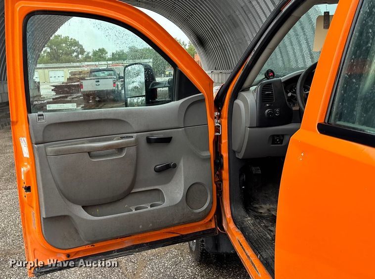 image for item ET4617 2012 Chevrolet Silverado 2500HD Crew Cab utility bed pickup truck