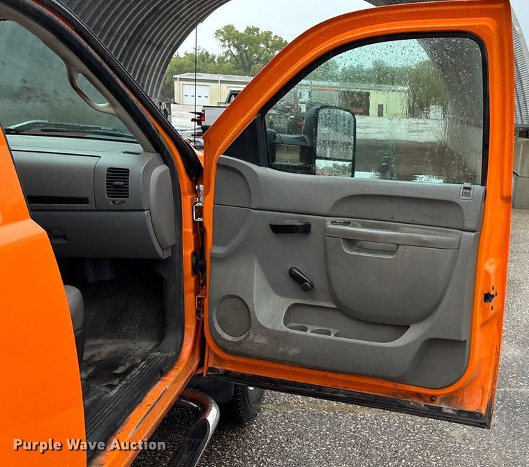 image for item ET4617 2012 Chevrolet Silverado 2500HD Crew Cab utility bed pickup truck