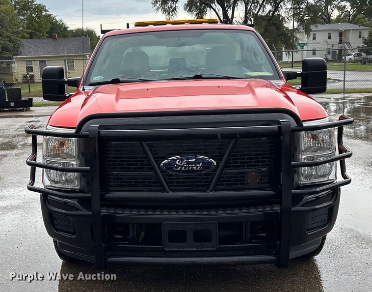 image for item ET4618 2011 Ford F250 Super Duty Crew Cab utility bed pickup truck