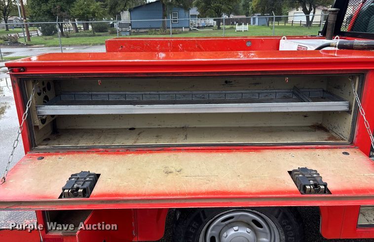 image for item ET4618 2011 Ford F250 Super Duty Crew Cab utility bed pickup truck