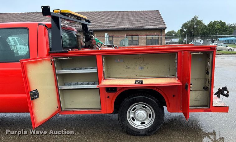 image for item ET4618 2011 Ford F250 Super Duty Crew Cab utility bed pickup truck