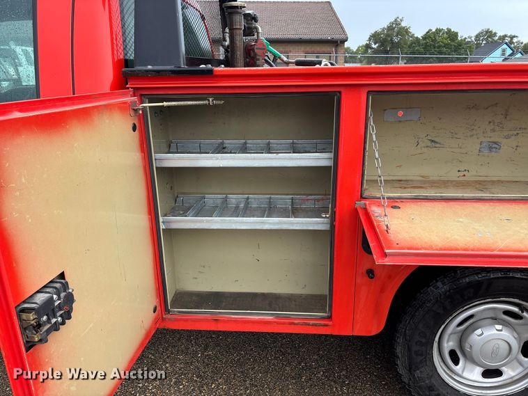 image for item ET4618 2011 Ford F250 Super Duty Crew Cab utility bed pickup truck