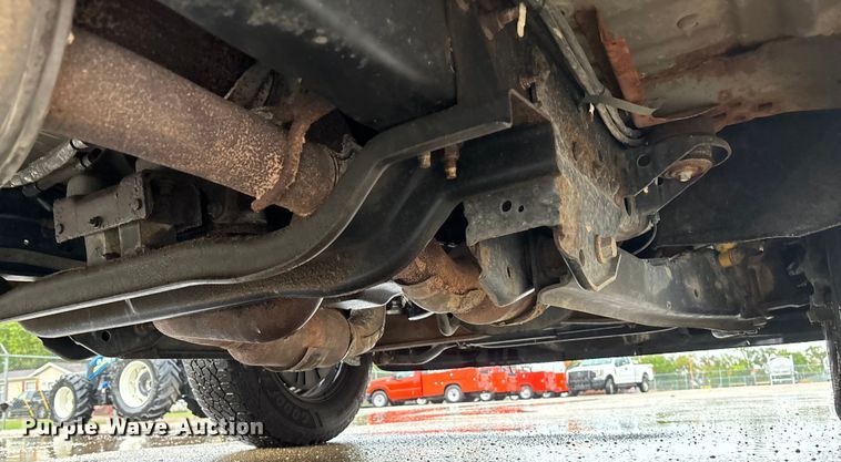 image for item ET4618 2011 Ford F250 Super Duty Crew Cab utility bed pickup truck