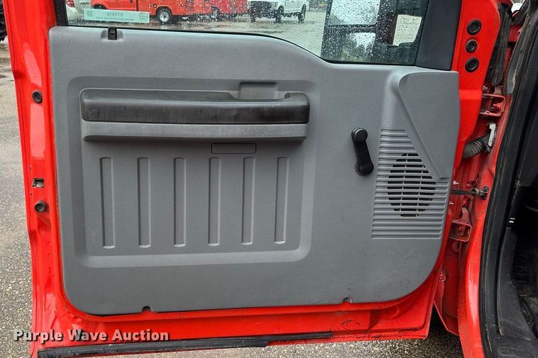 image for item ET4618 2011 Ford F250 Super Duty Crew Cab utility bed pickup truck