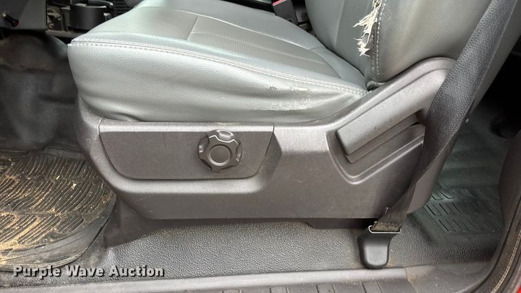 image for item ET4618 2011 Ford F250 Super Duty Crew Cab utility bed pickup truck