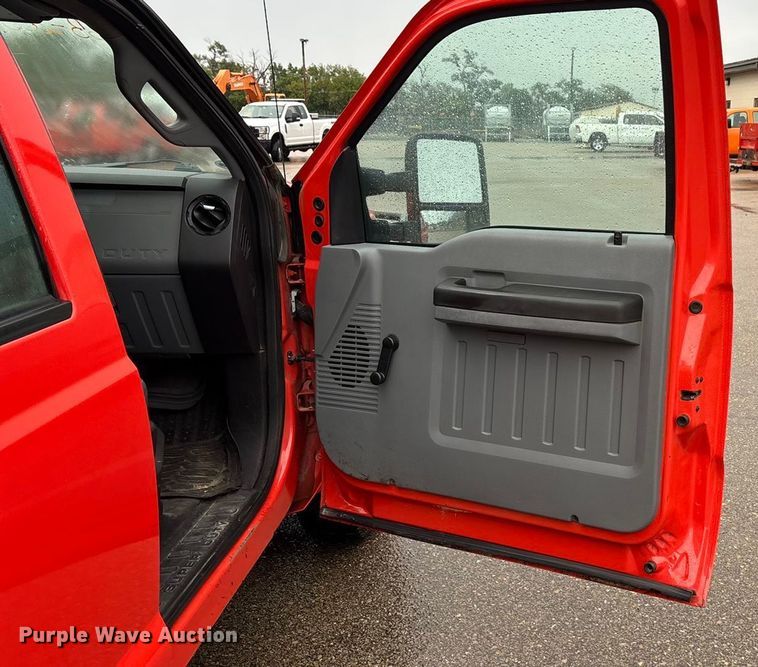 image for item ET4618 2011 Ford F250 Super Duty Crew Cab utility bed pickup truck