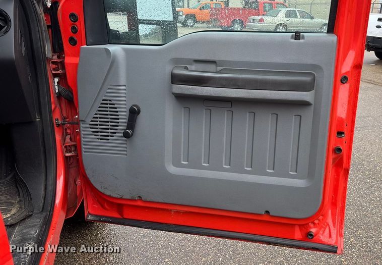 image for item ET4618 2011 Ford F250 Super Duty Crew Cab utility bed pickup truck