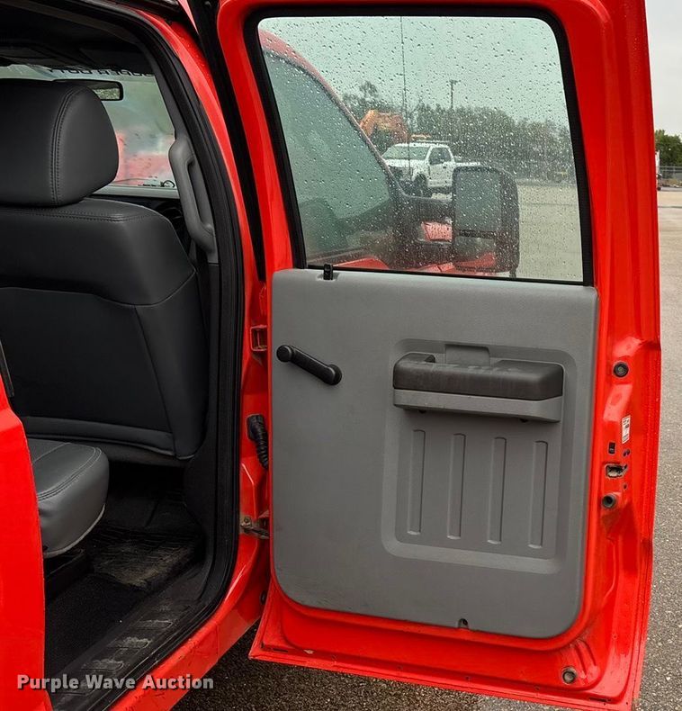 image for item ET4618 2011 Ford F250 Super Duty Crew Cab utility bed pickup truck