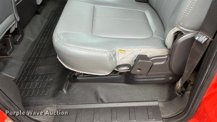 image for item ET4618 2011 Ford F250 Super Duty Crew Cab utility bed pickup truck