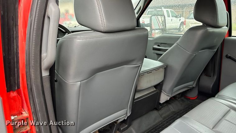 image for item ET4618 2011 Ford F250 Super Duty Crew Cab utility bed pickup truck