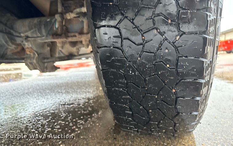 image for item ET4618 2011 Ford F250 Super Duty Crew Cab utility bed pickup truck