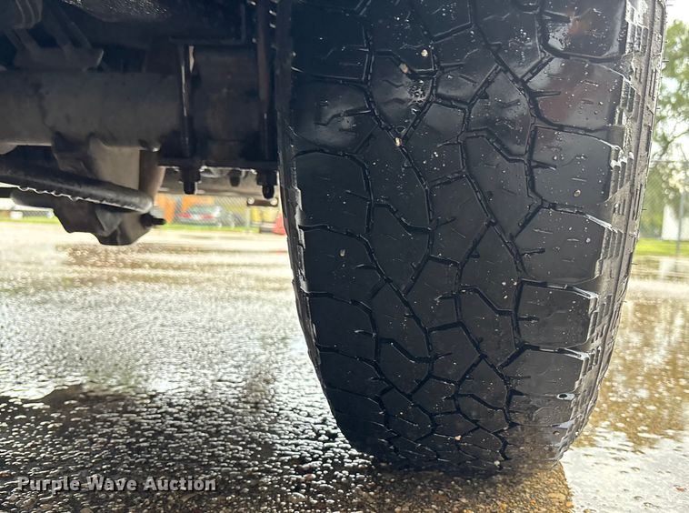 image for item ET4618 2011 Ford F250 Super Duty Crew Cab utility bed pickup truck