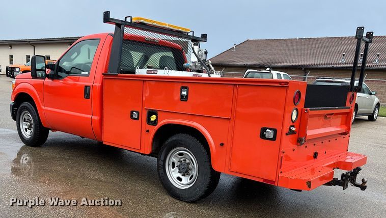 image for item ET4620 2016 Ford F250 Super Duty utility bed pickup truck