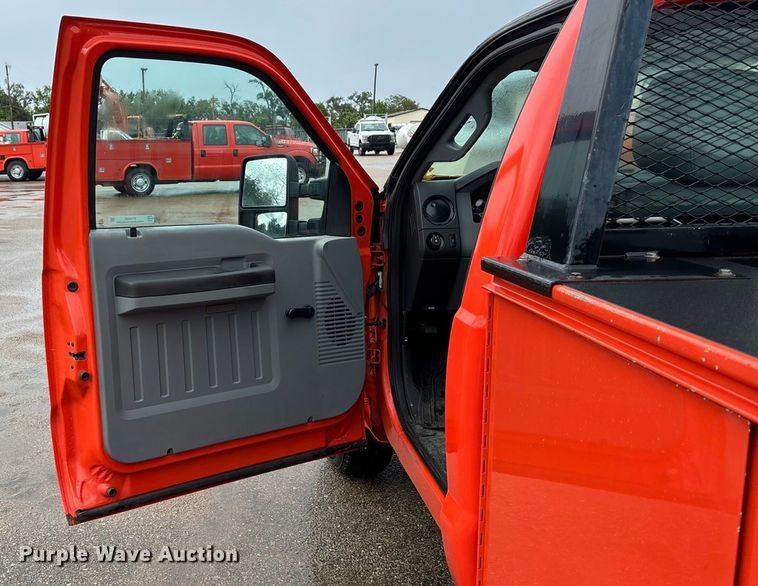 image for item ET4620 2016 Ford F250 Super Duty utility bed pickup truck