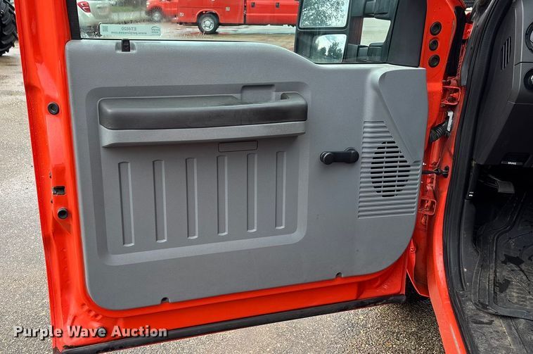 image for item ET4620 2016 Ford F250 Super Duty utility bed pickup truck