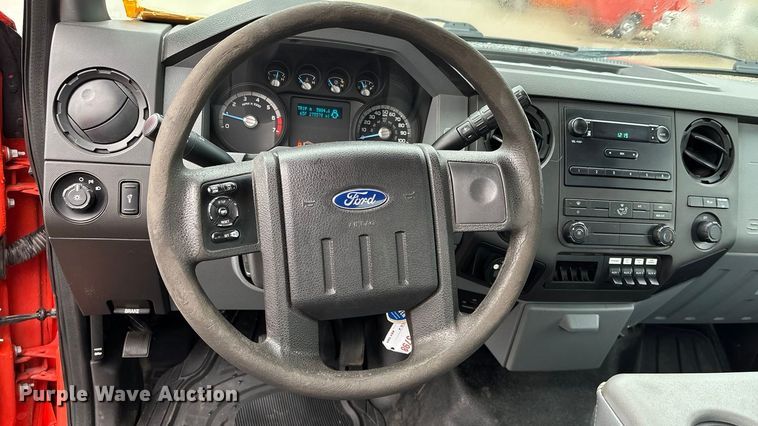 image for item ET4620 2016 Ford F250 Super Duty utility bed pickup truck