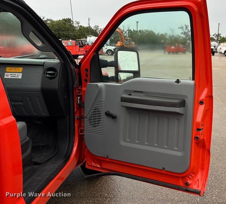 image for item ET4620 2016 Ford F250 Super Duty utility bed pickup truck