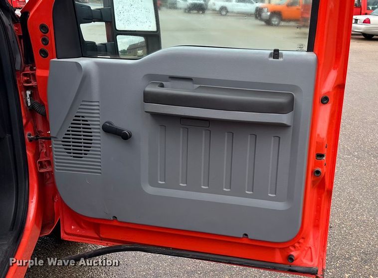 image for item ET4620 2016 Ford F250 Super Duty utility bed pickup truck