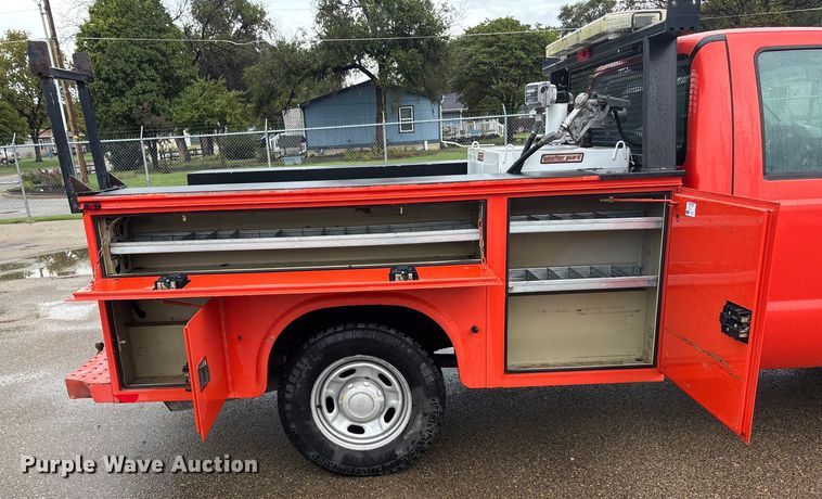 image for item ET4621 2014 Ford F250 Super Duty utility bed pickup truck