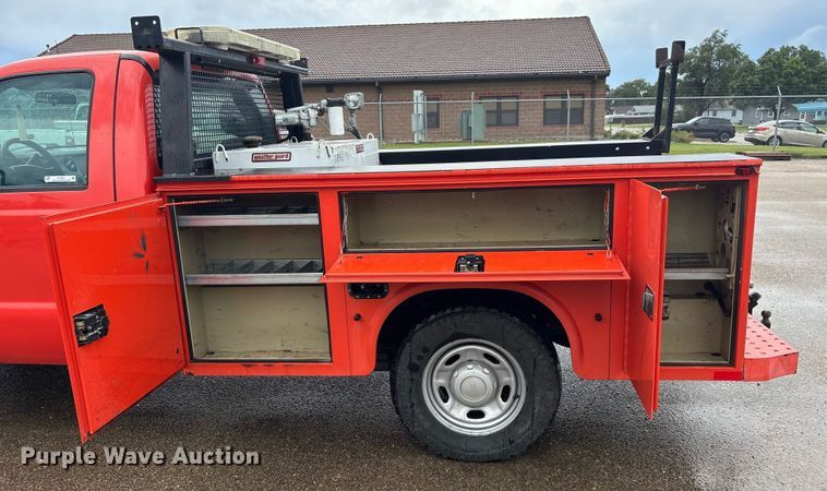 image for item ET4621 2014 Ford F250 Super Duty utility bed pickup truck