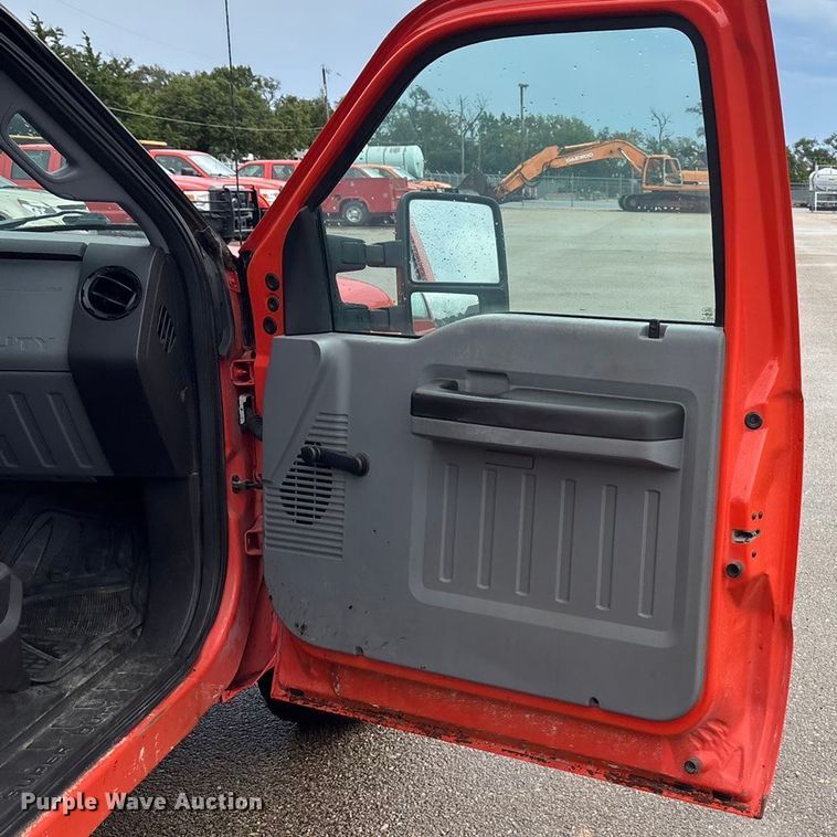 image for item ET4621 2014 Ford F250 Super Duty utility bed pickup truck