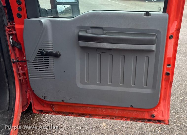 image for item ET4621 2014 Ford F250 Super Duty utility bed pickup truck