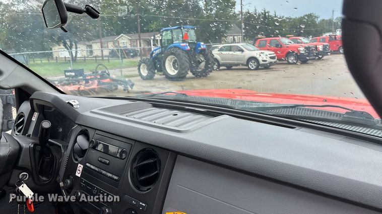 image for item ET4621 2014 Ford F250 Super Duty utility bed pickup truck