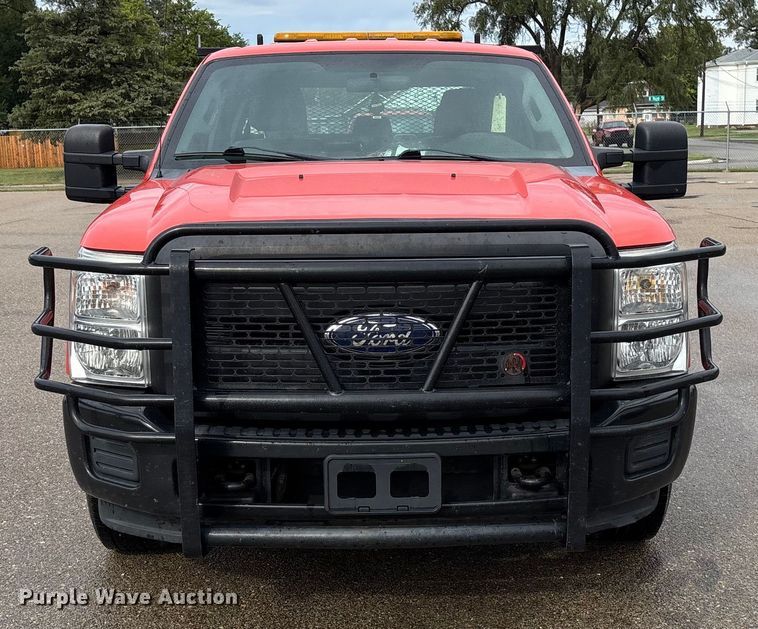 image for item ET4622 2011 Ford F250 Super Duty Crew Cab utility bed pickup truck