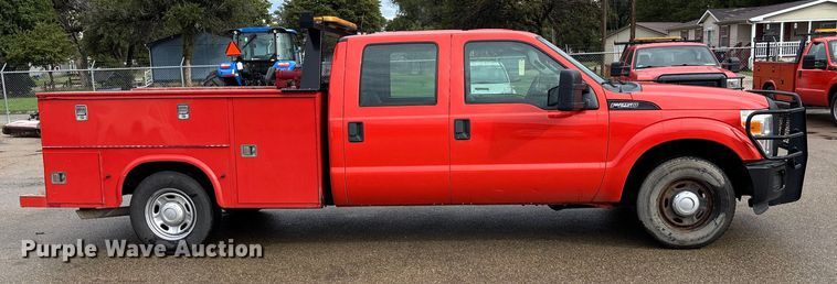 image for item ET4622 2011 Ford F250 Super Duty Crew Cab utility bed pickup truck