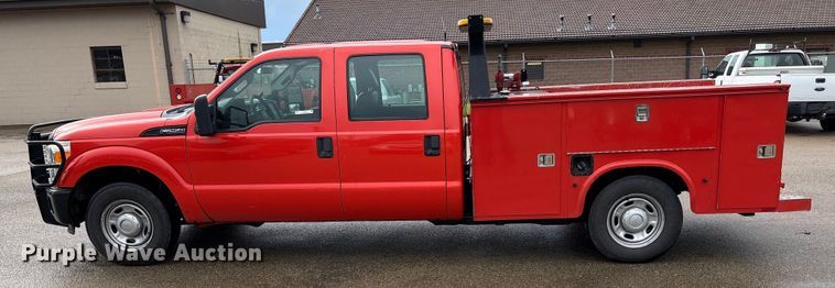 image for item ET4622 2011 Ford F250 Super Duty Crew Cab utility bed pickup truck