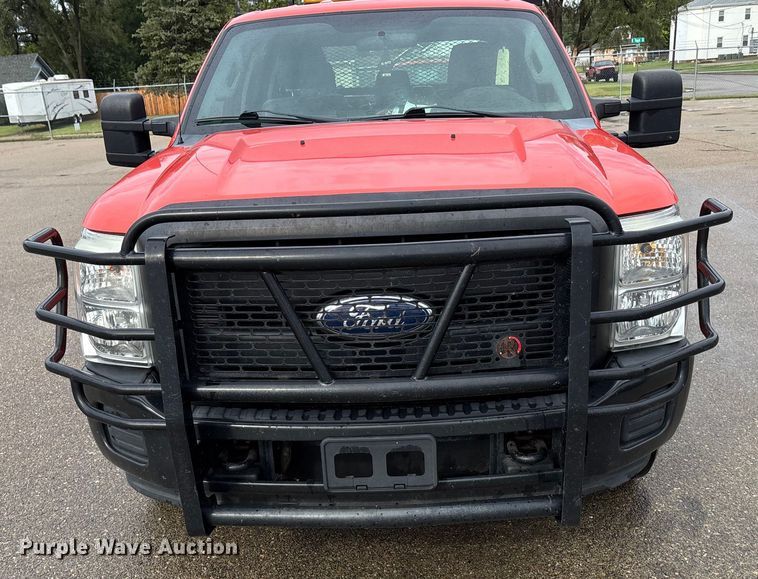 image for item ET4622 2011 Ford F250 Super Duty Crew Cab utility bed pickup truck