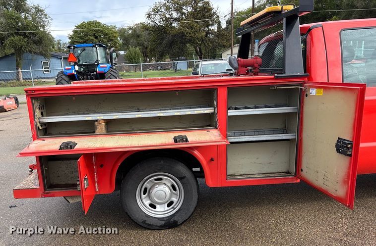 image for item ET4622 2011 Ford F250 Super Duty Crew Cab utility bed pickup truck