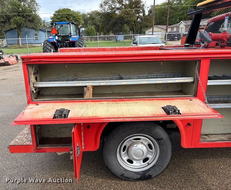 image for item ET4622 2011 Ford F250 Super Duty Crew Cab utility bed pickup truck