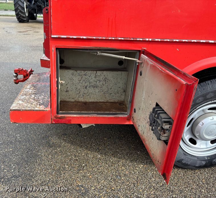 image for item ET4622 2011 Ford F250 Super Duty Crew Cab utility bed pickup truck