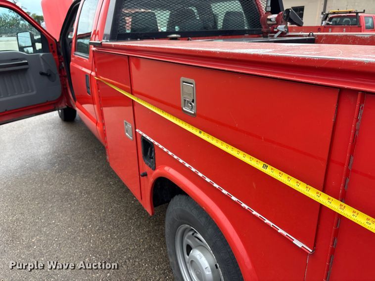 image for item ET4622 2011 Ford F250 Super Duty Crew Cab utility bed pickup truck