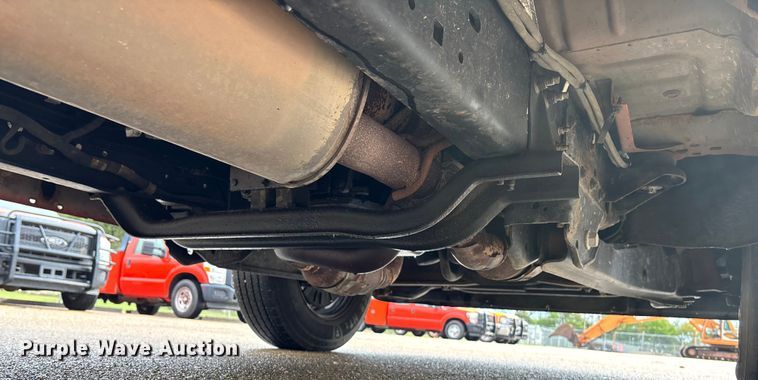 image for item ET4622 2011 Ford F250 Super Duty Crew Cab utility bed pickup truck