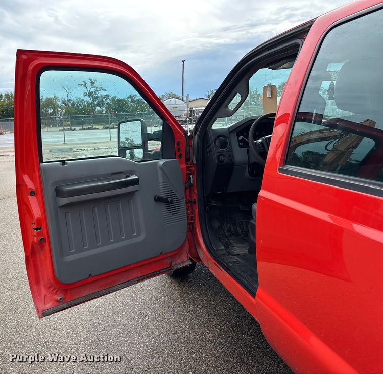 image for item ET4622 2011 Ford F250 Super Duty Crew Cab utility bed pickup truck