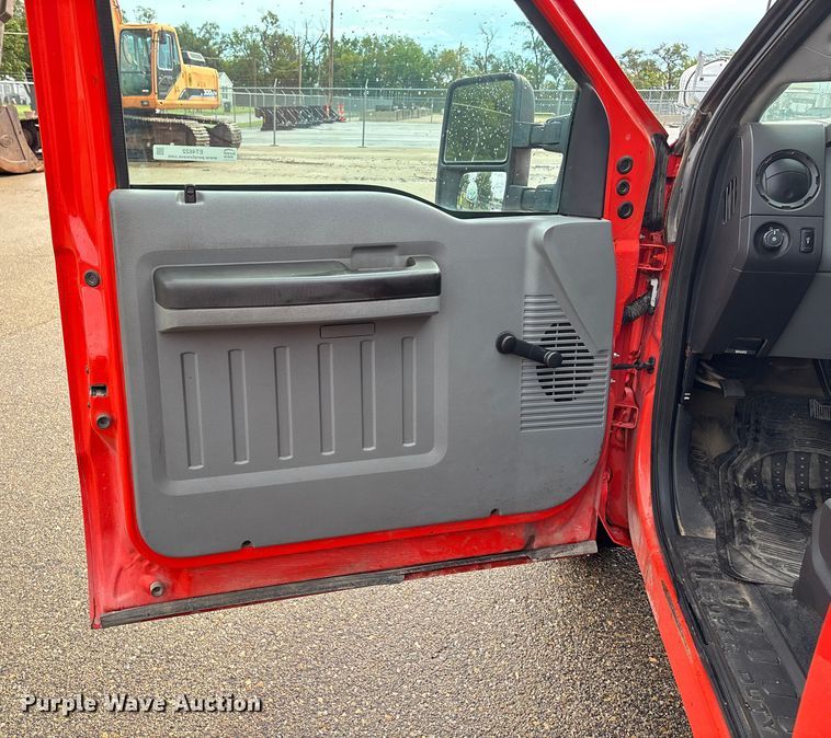 image for item ET4622 2011 Ford F250 Super Duty Crew Cab utility bed pickup truck