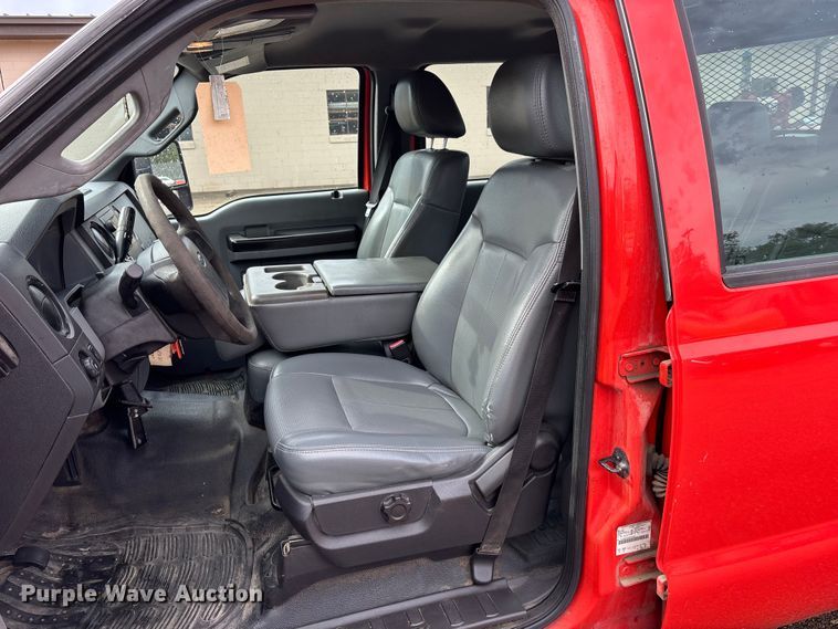 image for item ET4622 2011 Ford F250 Super Duty Crew Cab utility bed pickup truck