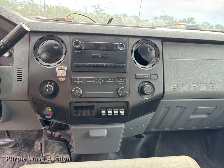 image for item ET4622 2011 Ford F250 Super Duty Crew Cab utility bed pickup truck