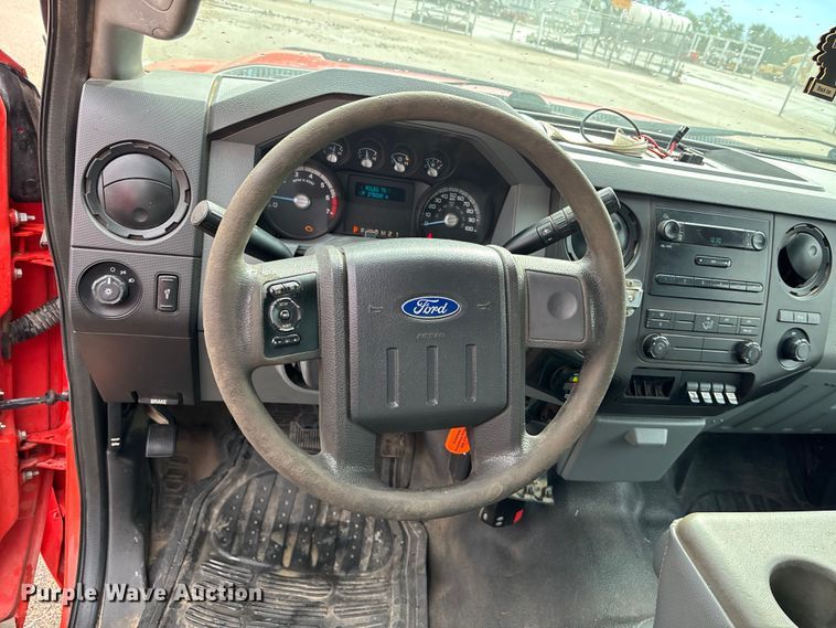 image for item ET4622 2011 Ford F250 Super Duty Crew Cab utility bed pickup truck